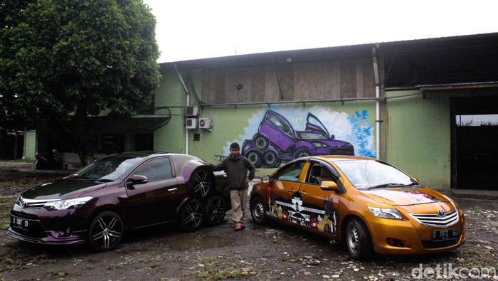 Mobil bermuka dua dan beroda 8.