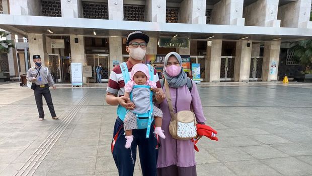 Momen berbuka puasa dan salat di Masjid Istiqlal