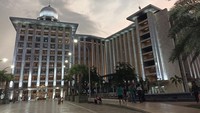 Masjid Istiqlal menjadi kawasan wisata religi yang tak boleh dilewatkan. Kini, masjid terbesar di Asia Tenggara ini telah kembali menyelenggarakan buka puasa bersama. (Wildan Noviansah/detikcom)
