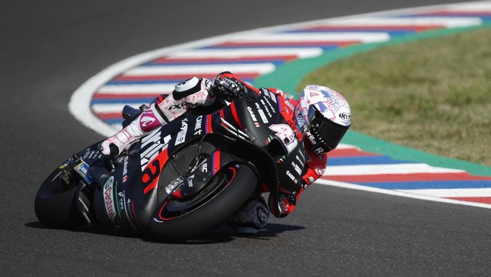 MotoGP - Grand Prix of Argentina - Autodromo Internacional, Termas de Rio Hondo, Argentina - April 3, 2022 Aprilia Racings Aleix Espargaro during the warm up before the race REUTERS/Agustin Marcarian