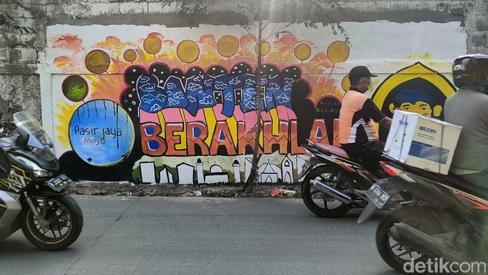 Mural Ramadan Bergambar Ipin Upin Hiasi Jalan di Tangerang Mural bertema Ramadan menghiasi kawasan Pasir Jaya, Kecamatan Jatiuwung, Kota Tangerang. Ada gambar Ipin-Upinnya juga lhoo...