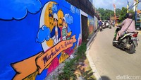 Mural-mural ini menarik perhatian pengguna jalan.
