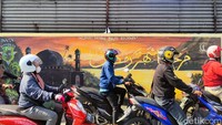 Sejumlah pengendara melintas di depan mural bertemakan Ramadan di kawasan Pasir Jaya, Kecamatan Jatiuwung, Kota Tangerang, senin (4/4/2022).