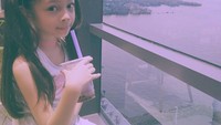 Nah, kalau yang satu ini adalah posenya saat masih kecil. Berpose ketika di dalam bis sambil membawa camilan kesukaan. Foto: Instagram @nada_tarina_putri