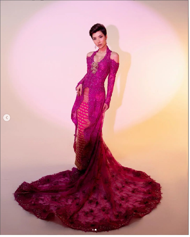 Inilah penampolan Nadia Tjoa di Miss Face of Humanity saat menjalani kompetisi diplomatic costume. Berbeda dengan ajang lainnya, pada kontes kecantikan yang digelar sejak 2016 ini tak ada kompetisi kostum nasional ataupun bikini. Peserta diminta menampilkan kostum diplomatik dan berpidato soal kemanusiaan. Untuk kompetisi kostum diplomatik, Nadia Tjoa mengenakan kebaya rancangan Ivan Gunawan. Foto: Instagram