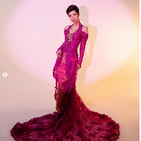 Inilah penampolan Nadia Tjoa di Miss Face of Humanity saat menjalani kompetisi diplomatic costume. Berbeda dengan ajang lainnya, pada kontes kecantikan yang digelar sejak 2016 ini tak ada kompetisi kostum nasional ataupun bikini. Peserta diminta menampilkan kostum diplomatik dan berpidato soal kemanusiaan. Untuk kompetisi kostum diplomatik, Nadia Tjoa mengenakan kebaya rancangan Ivan Gunawan. Foto: Instagram