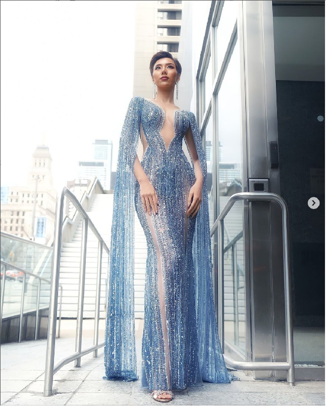 Nadia Tjoa tampil memesona di sesu penjurian awal Miss Face of Humanity 2022. Nadia mengenakan gaun bertemakan Blue Dessert rancangan desainer Wiki Wu. Foto: Instagram