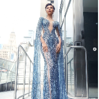 Nadia Tjoa tampil memesona di sesu penjurian awal Miss Face of Humanity 2022. Nadia mengenakan gaun bertemakan Blue Dessert rancangan desainer Wiki Wu. Foto: Instagram