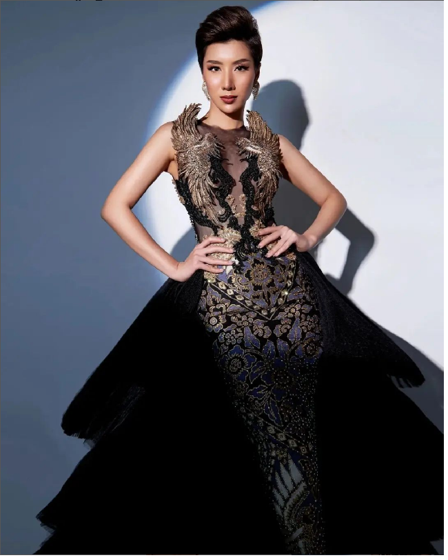 Nadia Tjoa kembali mengenakan busana rancangan Ivan Gunawan pada malam final Miss Face of Humanity 2022 yang berlangsung Sabtu (2/4/2022) malam di Kanada atau Minggu (3/4/2022) pagi di Indonesia. Foto: Dok. Instagram Ivan Gunawan, Yayasan Dunia Mega Bintang