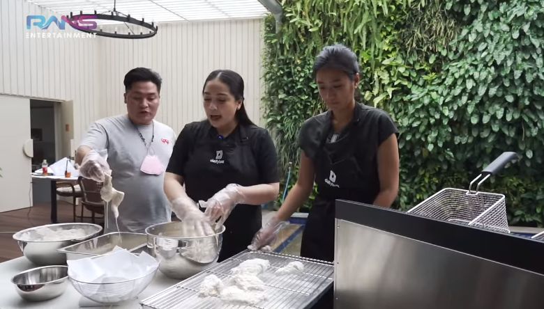 Nagita Slavina & Chef Renatta Moeloek Masak Ayam Goreng Bareng