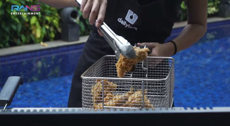 Nagita Slavina & Chef Renatta Moeloek Masak Ayam Goreng Bareng
