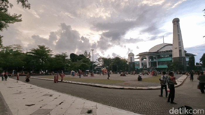 Ngabuburit di Alun-alun Palabuhanratu
