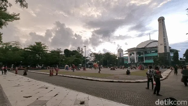 Ngabuburit di Alun-alun Palabuhanratu