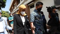 Keduanya juga saling bergandengan. Foto: Noel/detikHOT