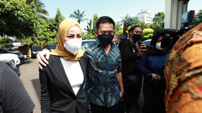 Olla Ramlan dan Aufar Hutapea hadir di sidang perdana cerai.