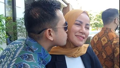 Muach! Ciuman Mesra Aufar untuk Olla Ramlan di Sidang Cerai