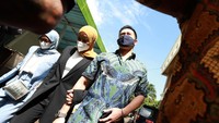 Keduanya terlihat mesra. Olla Ramlan menggandeng tangan Aufar. Foto: Noel/detikHOT
