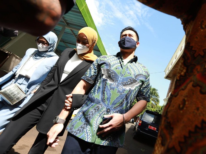 Olla Ramlan dan Aufar Hutapea hadir di sidang perdana cerai.