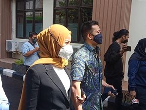 Olla Ramlan dan Aufar Hutapea Gandengan Tangan di Sidang Perdana Cerai