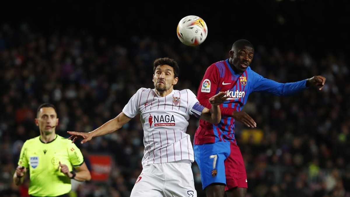 Ousmane Dembele mendapatkan standing ovation di Camp Nou saat Barcelona vs Sevilla. (Foto: AP/Joan Monfort)