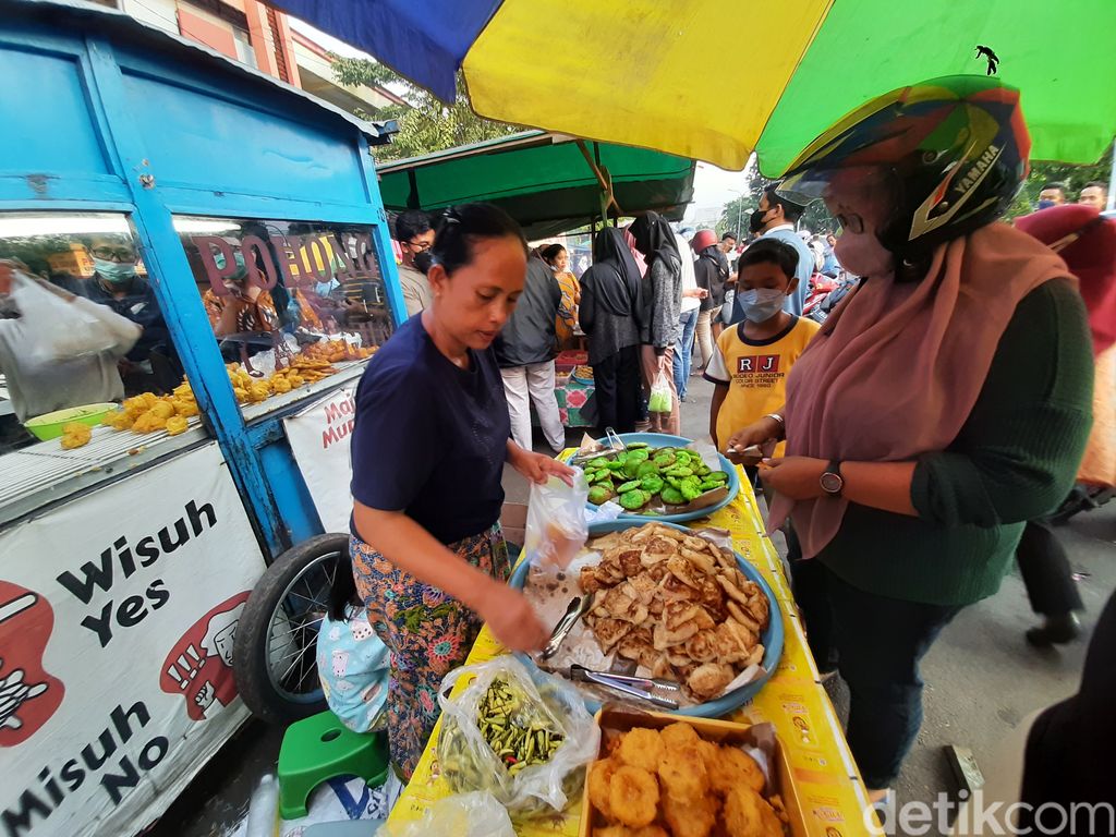 Pasar takjil di Jalan Karang Menjangan Surabaya
