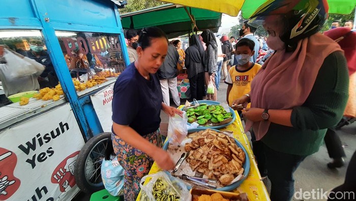 Pasar takjil di Jalan Karang Menjangan Surabaya