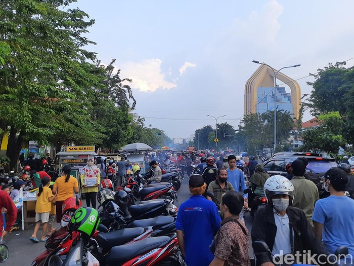 Pasar takjil di Surabaya