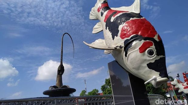 Pecut Samandiman yang telah diabadikan menjadi monumen di Taman Pecut Kota Blitar