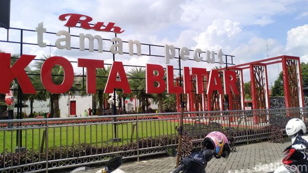Pecut Samandiman yang telah diabadikan menjadi monumen di Taman Pecut Kota Blitar