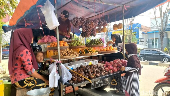 Pedagang buah di Sampang