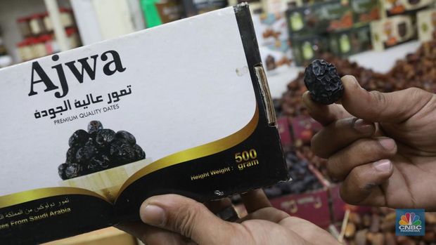 Pedagang kurma di Pasar Tanah Abang, Jakarta, Senin (4/4/2022). (CNBC Indonesia/Andrean Kristianto)