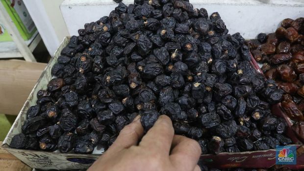 Pedagang kurma di Pasar Tanah Abang, Jakarta, Senin (4/4/2022). (CNBC Indonesia/Andrean Kristianto)