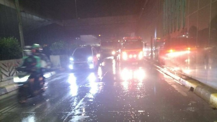 Pemotor terjatuh di Underpass Senen, Jakarta Pusat. Pemotor itu jatuh karena ada tumpahan semen.