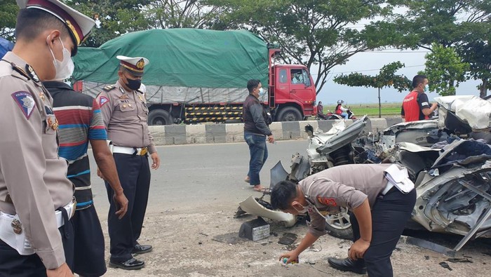 Penampakan Mobil yang Tewaskan Enam Warga Batang di Cirebon