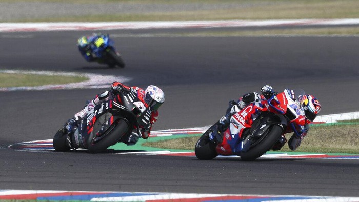 Spanish riders Jorge Martin of Pramac Racing, right, and Aleix Espargaro of Aprilia Racing compete during the Moto GP race at the circuit in Termas de Rio Hondo, Argentina, Sunday, April 3, 2022. (AP Photo/Nicolas Aguilera)