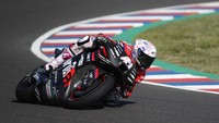 Aleix pun jadi pemenang MotoGP Argentina dan seluruh anggota tim Aprilia menyambutnya sukacita. Aleix bahkan sempat berhenti usai finis dan seperti menangis terharu atas pencapaiannya itu. REUTERS/Agustin Marcarian