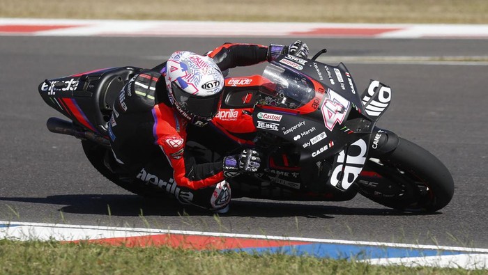 Penantian Panjang Aleix Espargaro, Akhirnya Menang Juga MotoGP - Grand Prix of Argentina - Autodromo Internacional, Termas de Rio Hondo, Argentina - April 3, 2022 Aprilia Racing's Aleix Espargaro and Pramac Racing's Jorge Martin in action during the race REUTERS/Agustin Marcarian