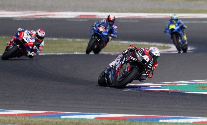 MotoGP - Grand Prix of Argentina - Autodromo Internacional, Termas de Rio Hondo, Argentina - April 3, 2022 Aprilia Racings Aleix Espargaro and Pramac Racings Jorge Martin in action during the race REUTERS/Agustin Marcarian