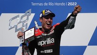 Catatan waktu Aleix Espargaro di MotoGP Argentina 2022: Latihan bebas: 1 menit 38,244 detik (P1); kualifikasi: 1 menit 37,688 detik (P1); balapan 25 lap: 41 menit 36,198 detik (P1). REUTERS/Agustin Marcarian