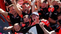 Hasil ini menciptakan sejarah bagi Aprilia dan Aleix. Keduanya, baik pebalap dan konstruktor, sama-sama mencatatkan kemenangan perdana di kelas MotoGP. REUTERS/Agustin Marcarian