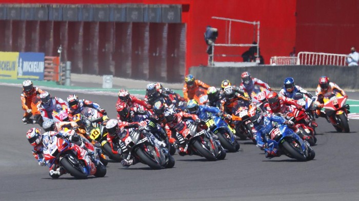 MotoGP - Grand Prix of Argentina - Autodromo Internacional, Termas de Rio Hondo, Argentina - April 3, 2022 Aprilia Racings Aleix Espargaro and Pramac Racings Jorge Martin in action during the race REUTERS/Agustin Marcarian