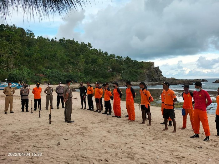 Pencarian wisatawan asal Palembang yang hilang di Pantai Siung, Gunungkidul, Senin (4/4/2022).