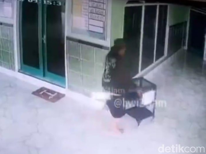 Pencuri kotak amal terekam di salah satu Masjid di Banyuwangi terekam kamera CCTV.