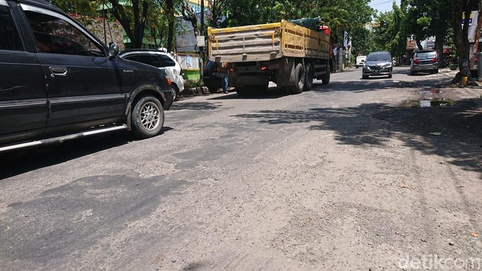 Pengalihan arus saat Jembatan Balun Lamongan yang ambles diperbaiki membuat jalur alternatif berlubang dan membentuk kubangan.