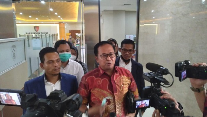 pengusaha Tony Sutrisno kembali menyerahkan barang bukti berupa chat WhatsApp (WA) ke Bareskrim Polri