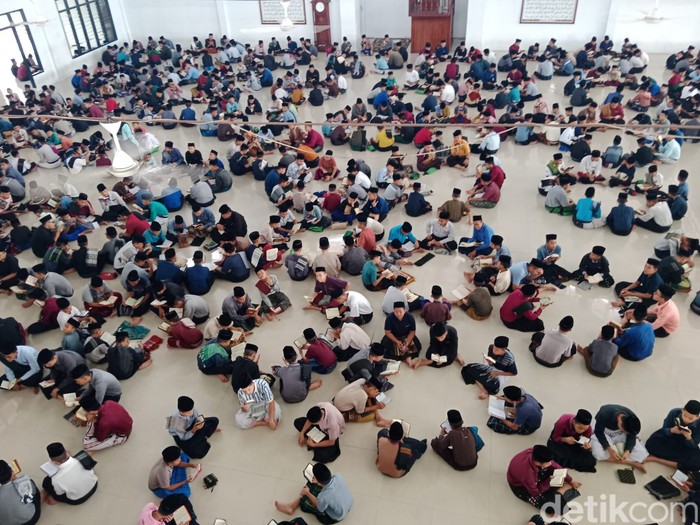 Pesantren Raudlatul Hasanah di Medan menggelar tadarus Al-Quran untuk mengisi kegiatan di bulan Ramadan. Ada ribuan santri yang ikut bertadarus. (Arfah/detikcom)