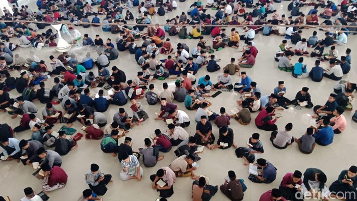 Pesantren Raudlatul Hasanah di Medan menggelar tadarus Al-Quran untuk mengisi kegiatan di bulan Ramadan. Ada ribuan santri yang ikut bertadarus. (Arfah/detikcom)