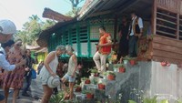 Peserta West Sumatra Yacht Memasuki Rumah Adat