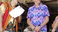 Salah Seorang Peserta West Sumatra Yacht Rally sedang mencoba mengupas kelapa menggunakan cara tradisional