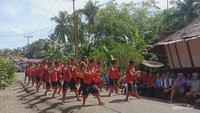 Tari Folaya Ba Gowasa disaksikan oleh Peserta West Sumatra Yacht Rally dan Warga Sekitar